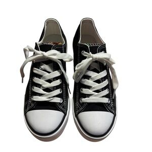 Woman's low top black canvas sneakers size 6  nwot